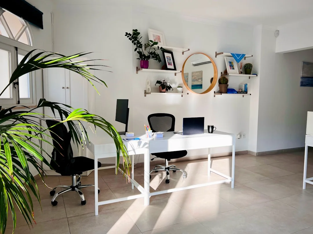 about-us Un couple emballe des meubles dans un appartement lumineux, en préparant son déménagement.